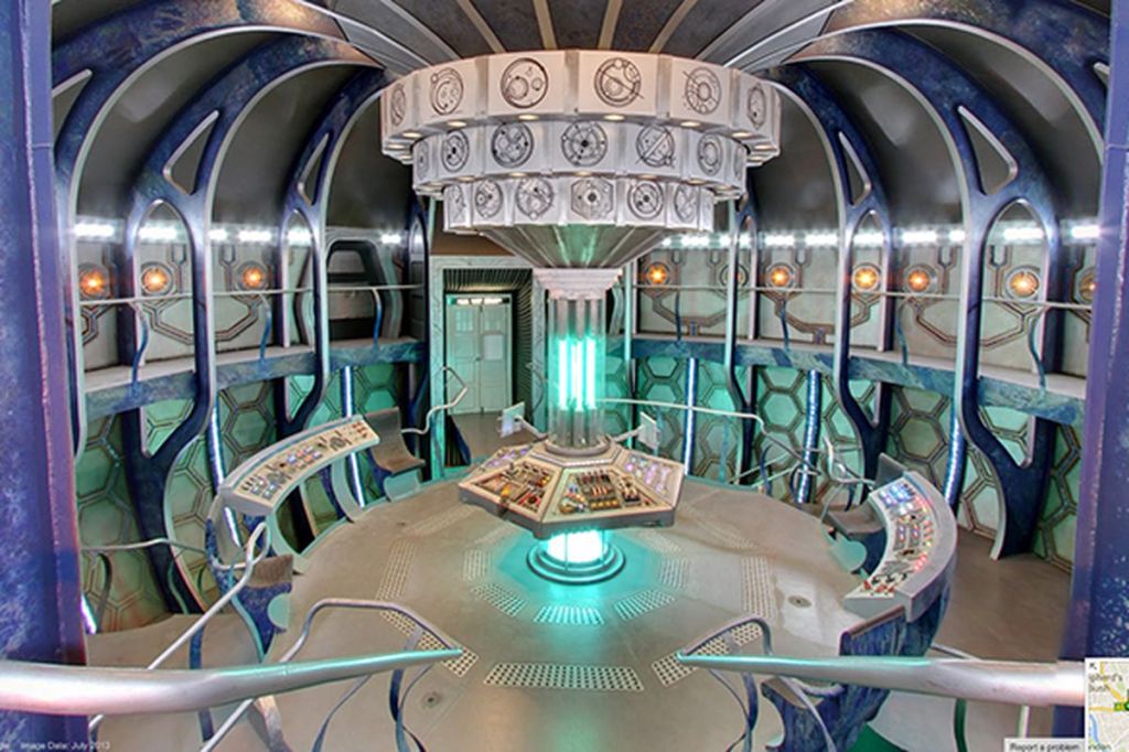 Description: Macintosh HD:Users:eliseofigueroa:Desktop:blog:doctor who:streetviewtardis.jpg